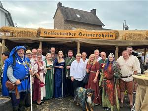 Kellerkinder laden
zum historischen Weinfest ein