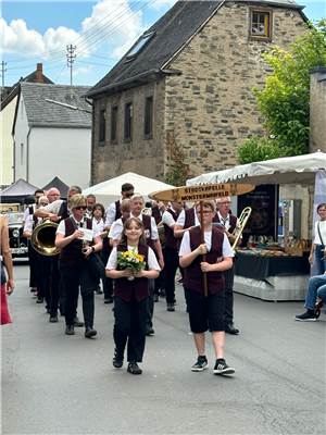 Stadtkapelle präsentiert sich beim Bauernmarkt