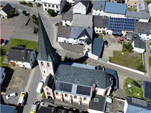 Erste Photovoltaik-Anlage auf einer denkmalgeschützten Kirche