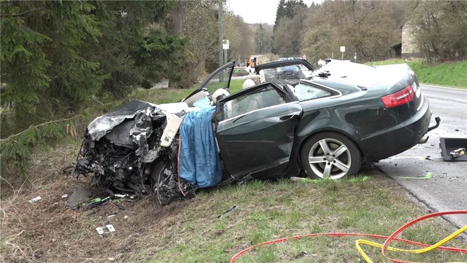 Kleinwagen gegen Lkw: Fahrer (80) stirbt bei Unfall