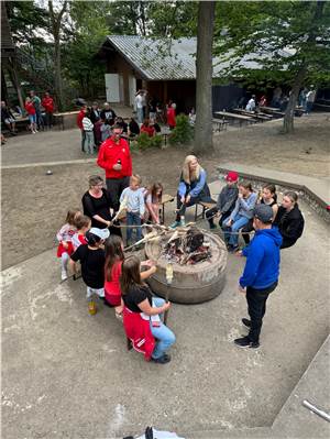 Stoffzuschnitte, Bühnenbau
und geselliges Beisammensein