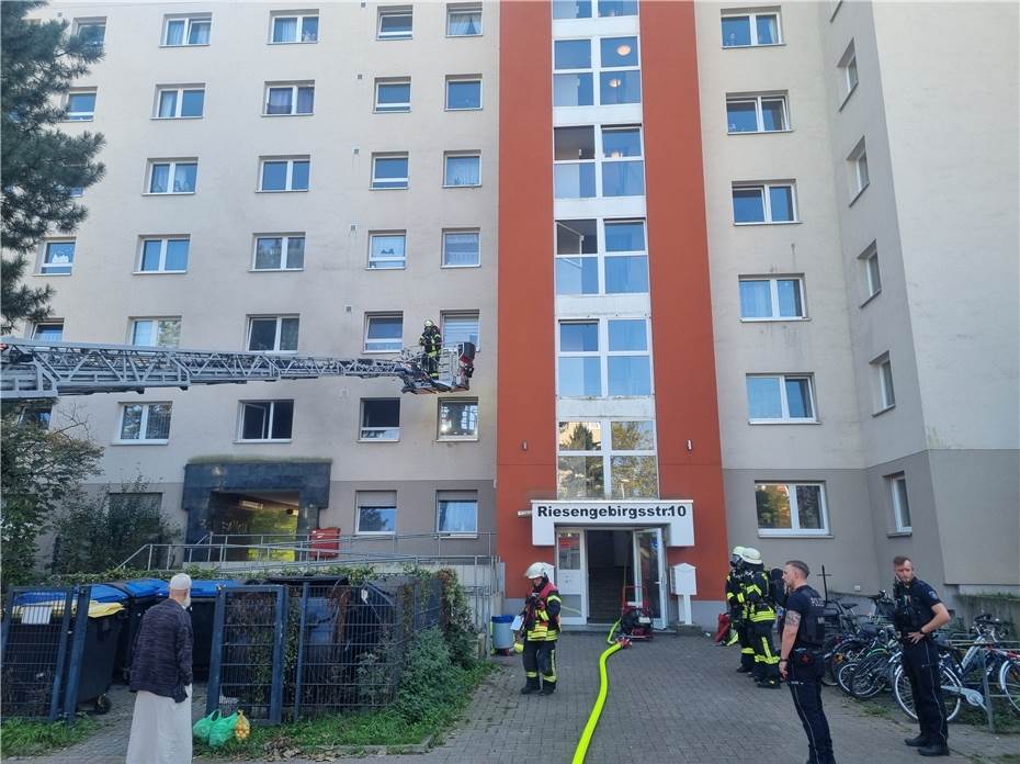 Bonn: Feuerwehr löscht Brand in Mehrfamilienhaus