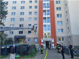 Bonn: Feuerwehr löscht Brand in Mehrfamilienhaus