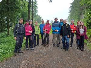 Wandergruppe genießt
Natur und frisches Quellwasser