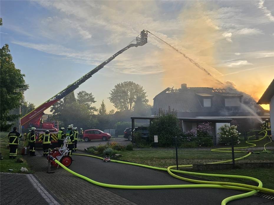 Dachstuhlbrand bei Königswinter fordert bis zu 100 Einsatzkräfte