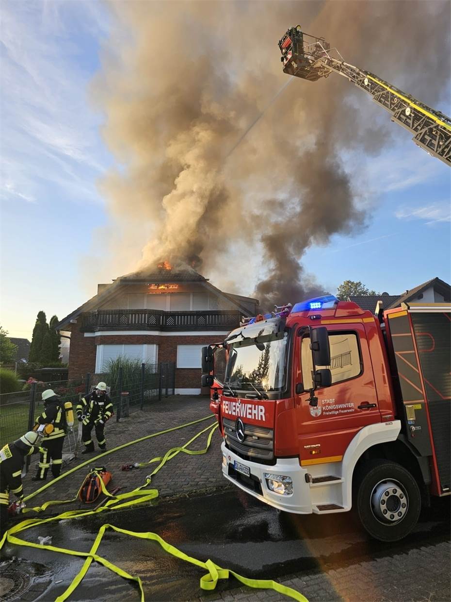 Dachstuhlbrand bei Königswinter fordert bis zu 100 Einsatzkräfte