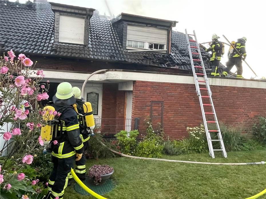 Dachstuhlbrand bei Königswinter fordert bis zu 100 Einsatzkräfte