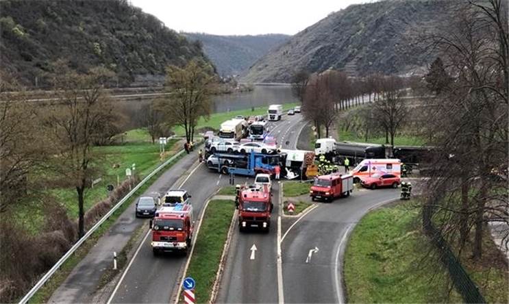 Schwerer Unfall: Autotransporter kollidiert mit Unimog 
