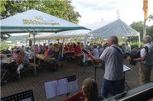 Die kleine Hütte hoch oben im Weinberg