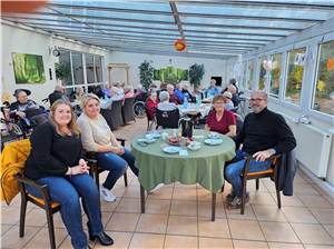 Freude und Gemeinschaft
bei Kaffee und Gebäck