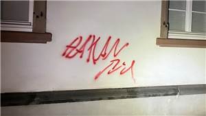 Mehrere Hauswände mit Graffiti besprüht