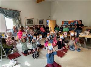 Kinder feiern mit Urkunden und Magie