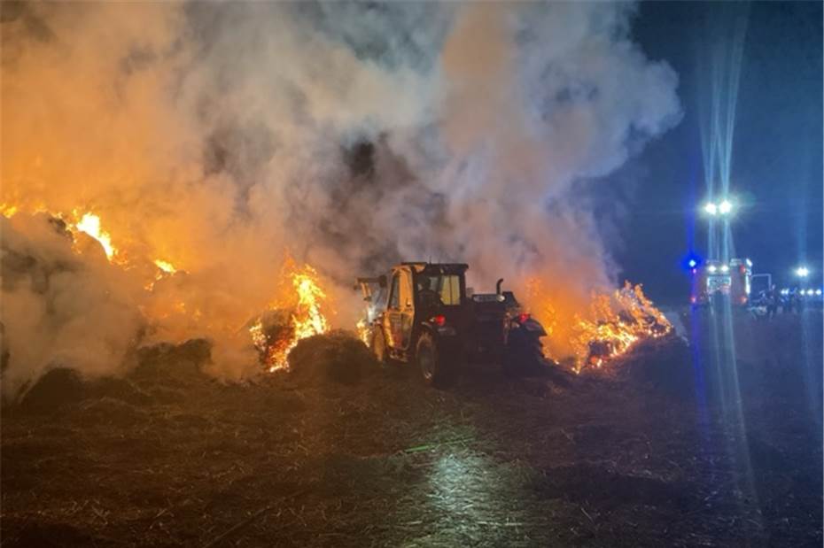 Meßdorfer Feld: Strohballen brannten lichterloh