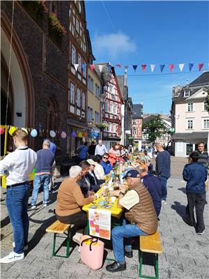 Der längste Tisch von Montabaur
lädt wieder zum Verweilen ein