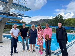 Bundestagsabgeordnete
setzt sich für Schwimmbad ein