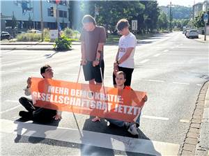 Sitzblockade auf dem Friedrich-Ebert-Ring