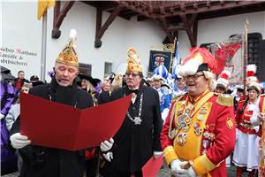 Närrinnen und Narren erstürmten das Historische Rathaus