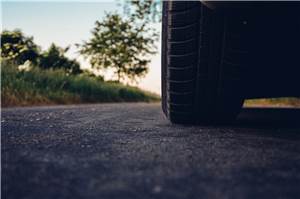 Zerstochene Reifen an einem PKW