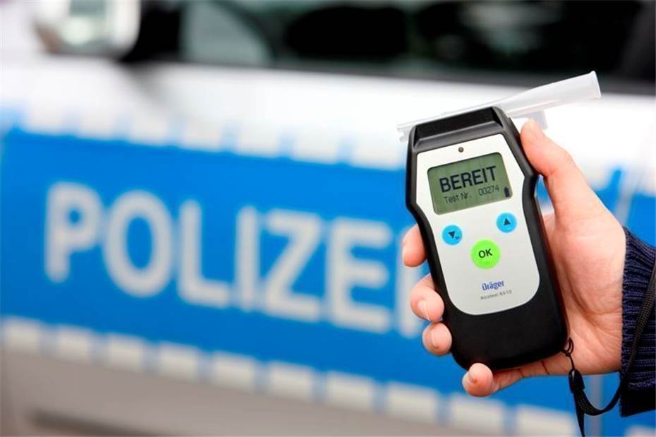 Mayen: Polo-Fahrer kollidiert frontal mit Mauer