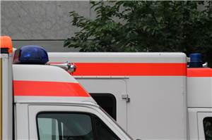 Oberhonnefeld-Gierend: Rettungswagen auf Einsatzfahrt fährt in Pkw