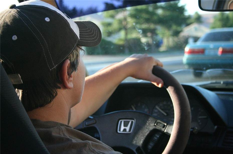 Junger Fahrer verursacht innerhalb kurzer Zeit zwei Verkehrsunfälle