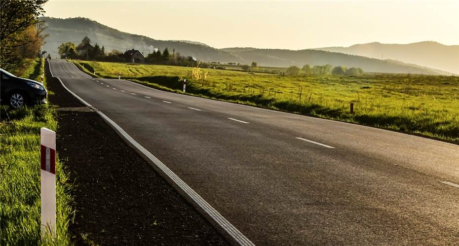 Betrüger hält Autofahrer auf Landstraße an