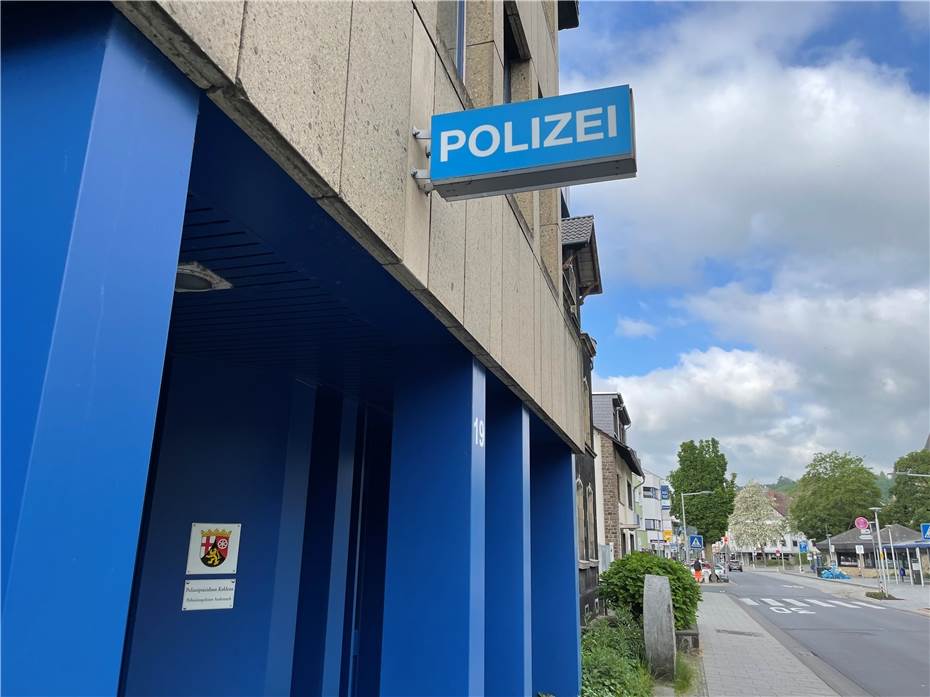 Betrunkene Person pöbelt Passanten an