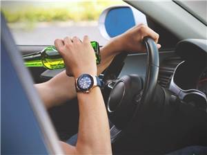 Kreis Neuwied: 34-Jähriger trinkt Bier beim Autofahren