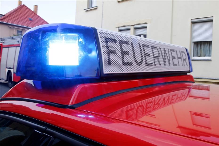 Unkraut mit Gasbrenner entfernt: Frau zündet aus Versehen Nachbarhaus an