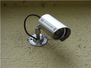 Randalierer beschädigt Überwachungskamera