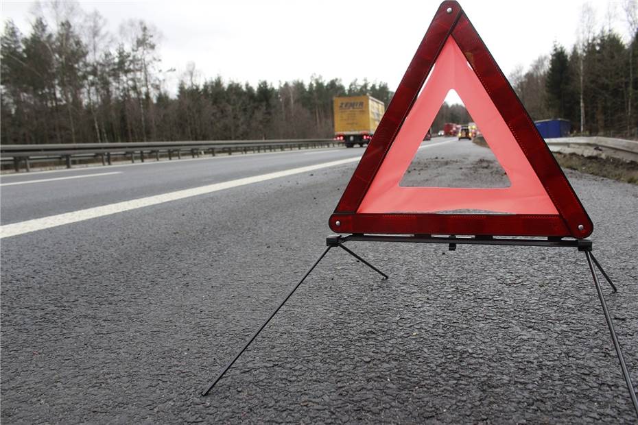 A61: Anhänger reißt ab und verursacht Kollision