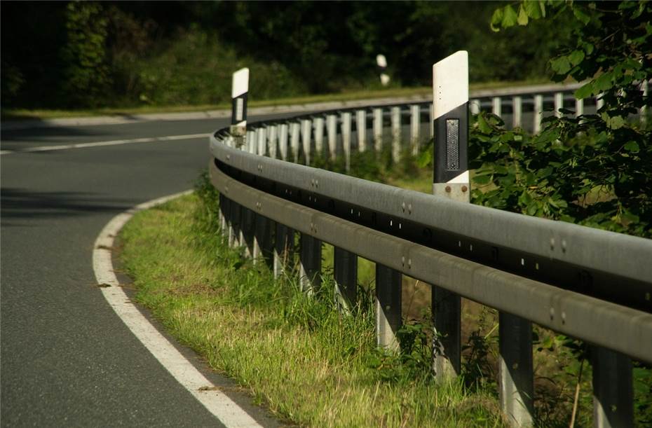 Motorradfahrer weicht auf Gegenspur aus und stürzt