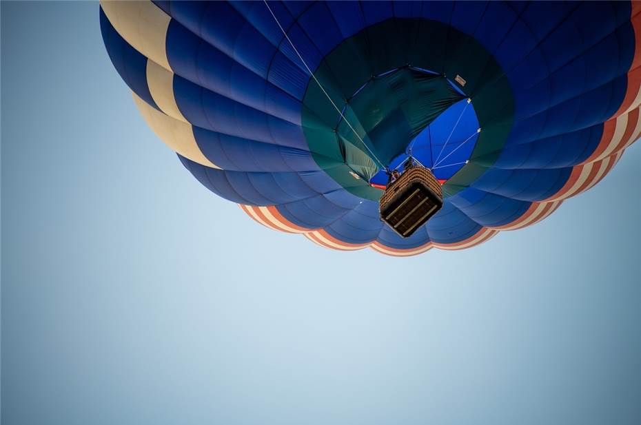 Zülpich: Heißluftballon gerät in Stromleitung