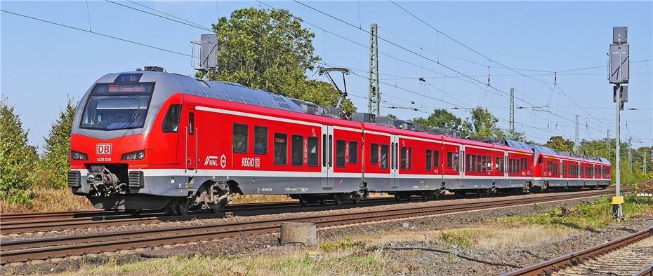 Personenzug kollidiert mit selbstgebautem Hindernis im Gleis