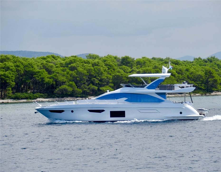 Motoryacht auf Sandbank festgefahren