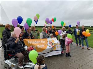 Bunte Luftballons stiegen in den Himmel