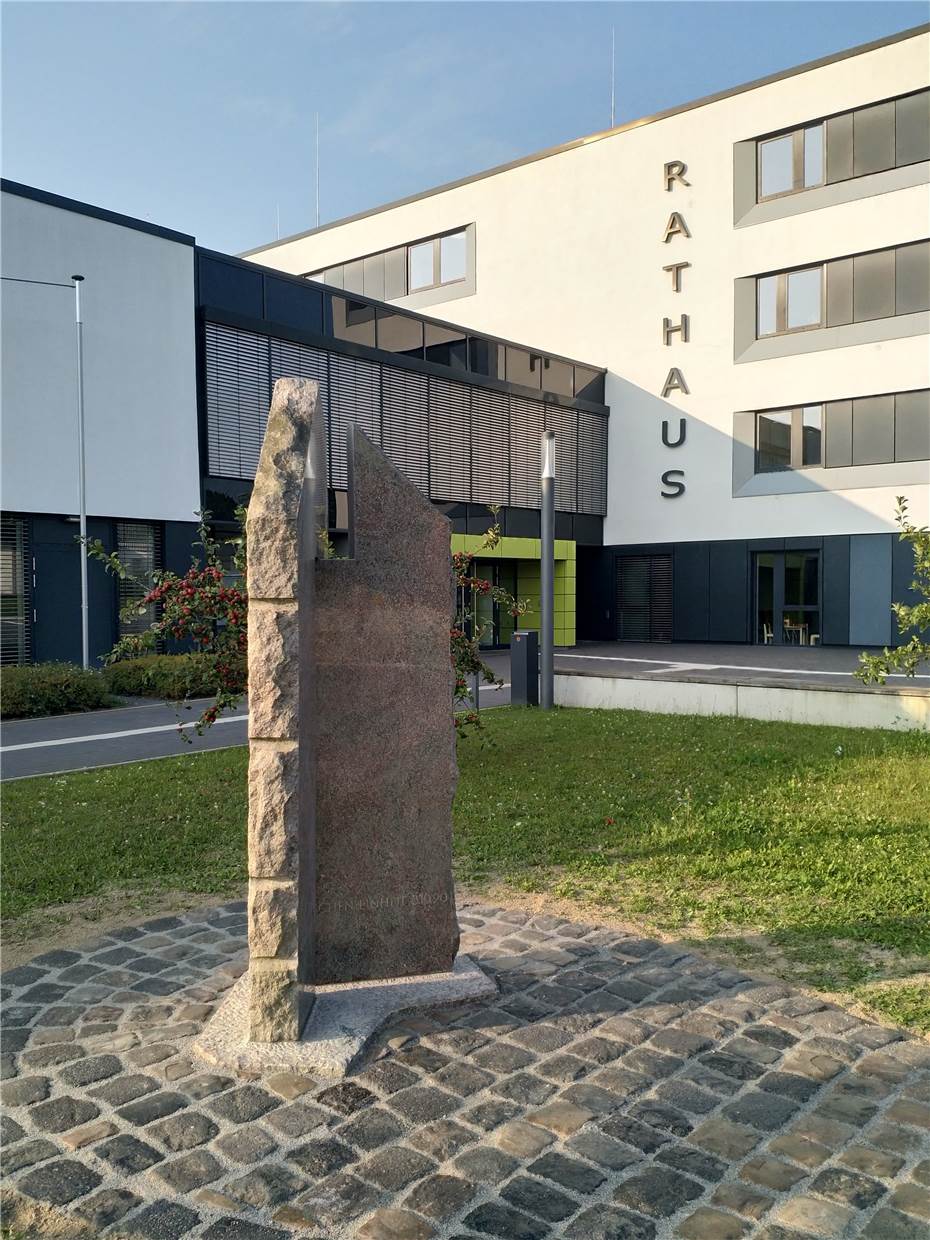 Denkmal und Platz der Deutschen Einheit nun vor dem Rathaus