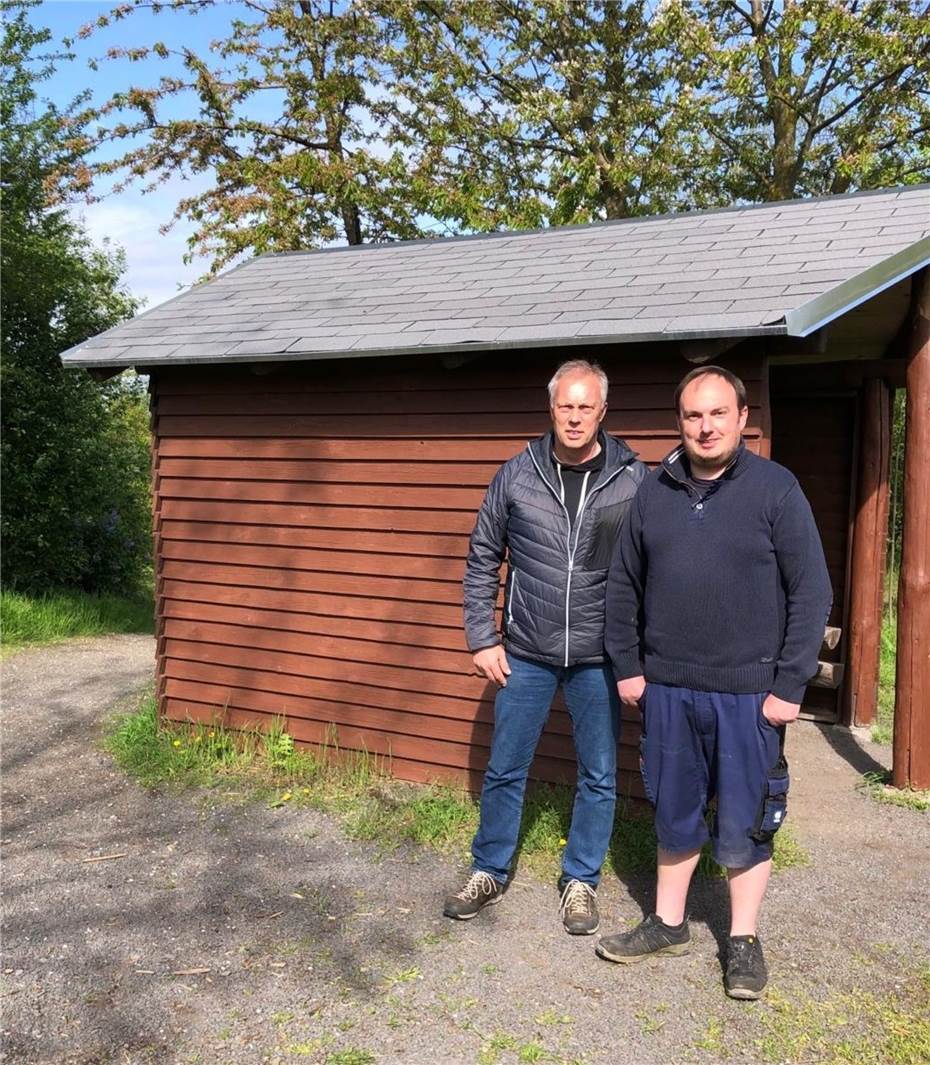 CDU Miesenheim beseitigt Schmierereien an Schutzhütte