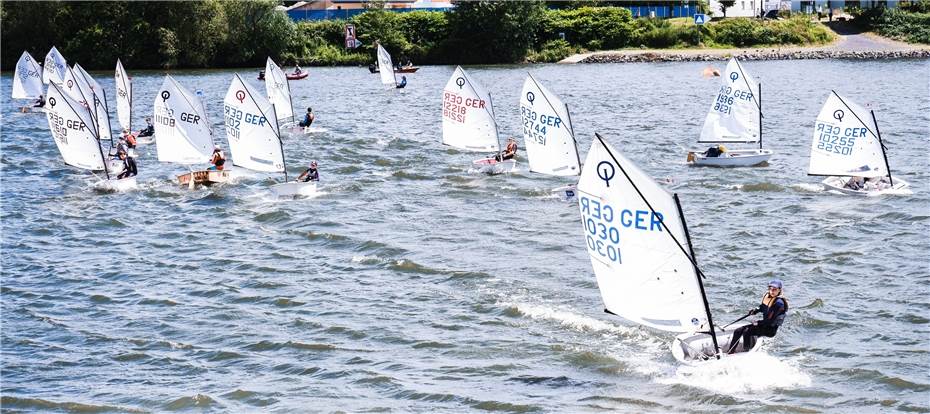 Junge Segler trotzen Wind und Wetter auf der Mosel