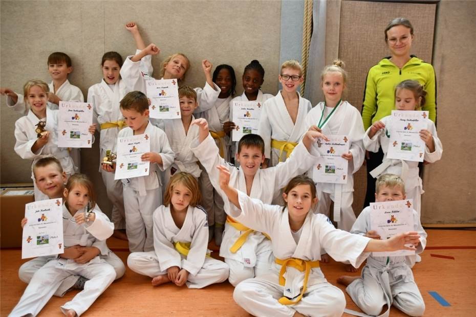 20 Judoka auf dem Treppchen