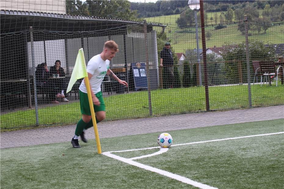 TuS-Trainer Hirt bedauerte
die 1:2-Derbyniederlage