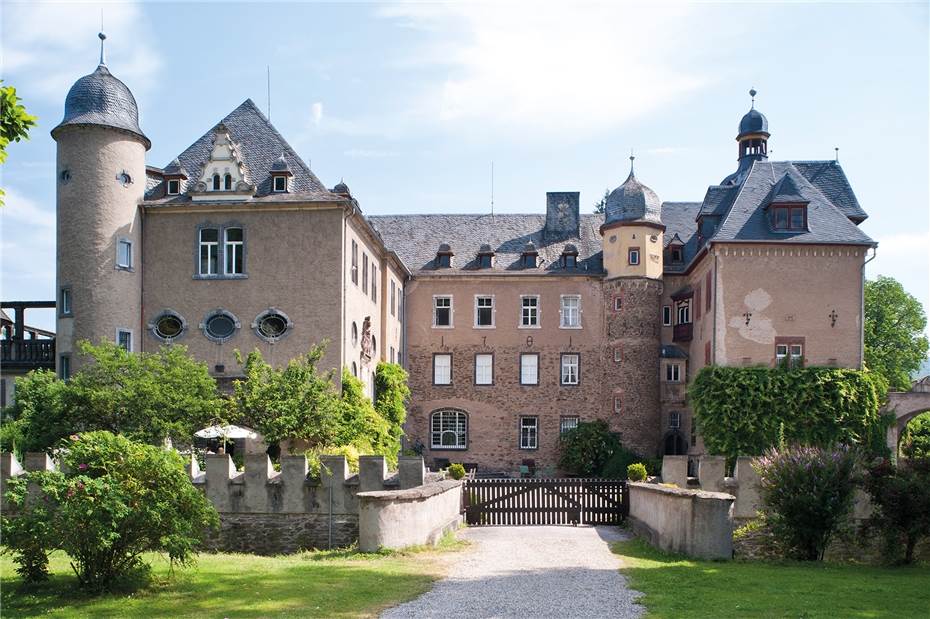 Reno Müller feiert Premiere der Herbstpartie Burg Namedy in Andernach