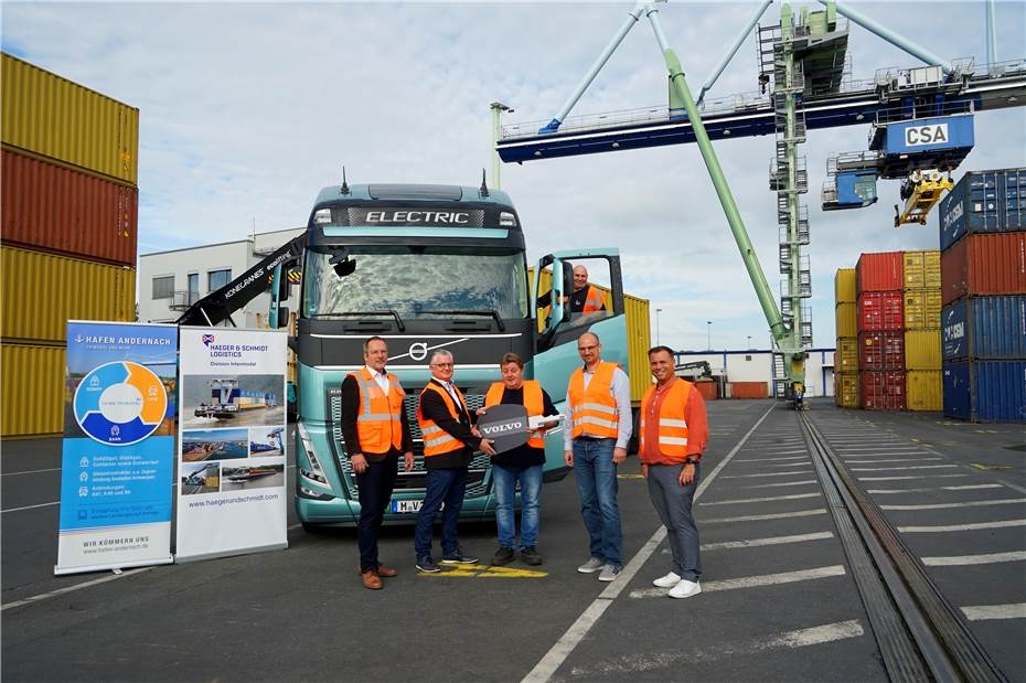 Im Rheinhafen der Stadtwerke Andernach ist ein Elektro-LKW im Probebetrieb